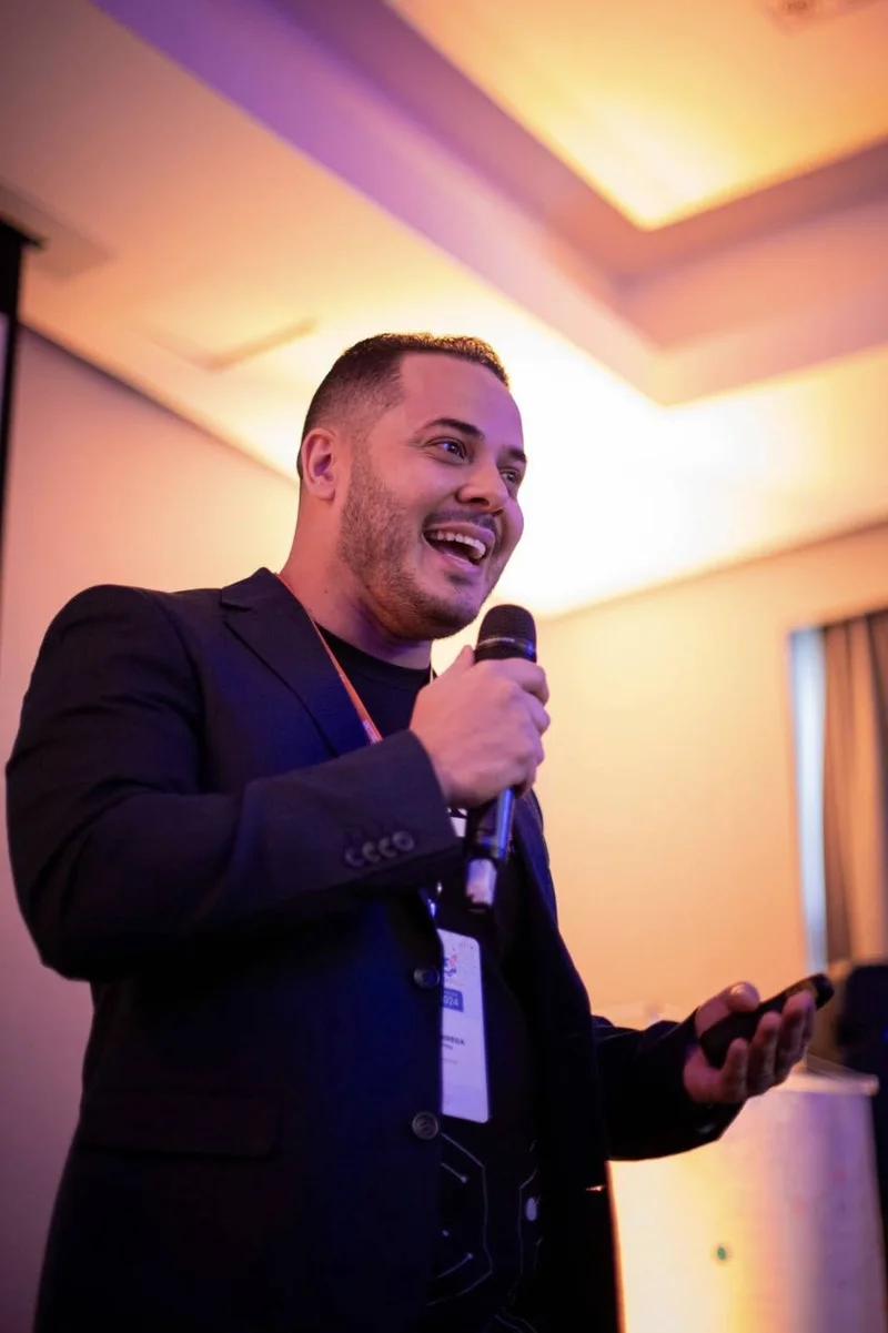 Henrique Nobrega apresentando em convenção da Ctrl+Play